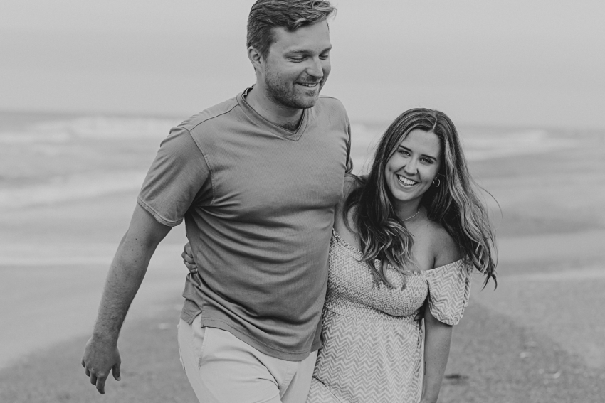 playful couple by the ocean outer banks photos by sharon elizabeth co