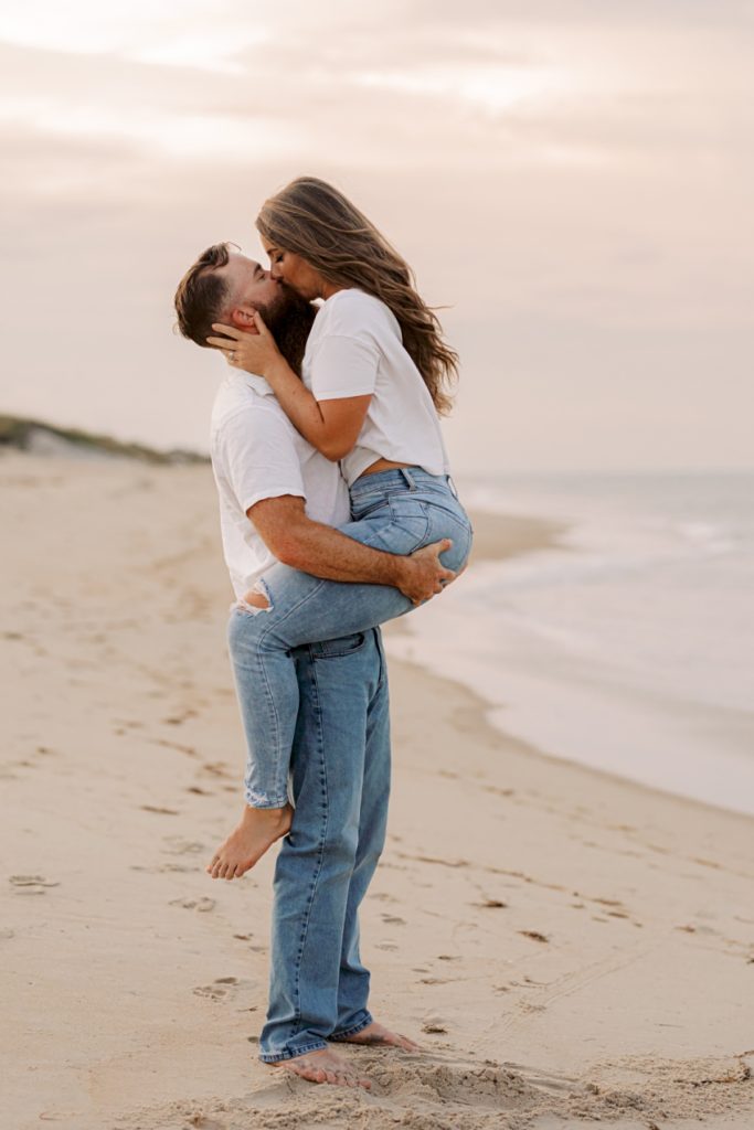 couple kissing on the beach, sharon elizabeth co