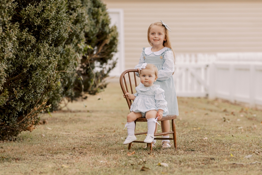 vintage style picture of little girls | Family Session in Smithfield, Virginia by Sharon Elizabeth Co
