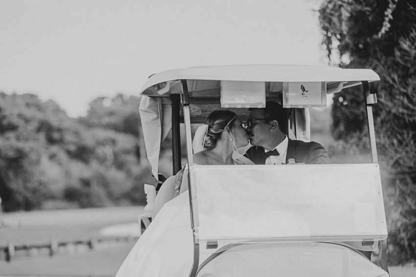 bride and groom kissing in golf cart at duck woods country club by sharon elizabeth co