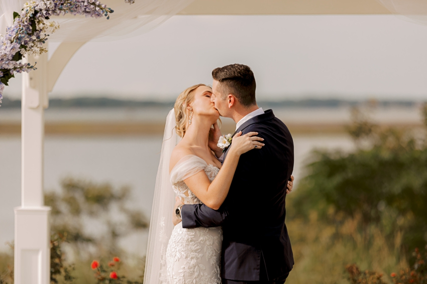 first kiss as husband and wife, obici house wedding by sharon elizabeth photography
