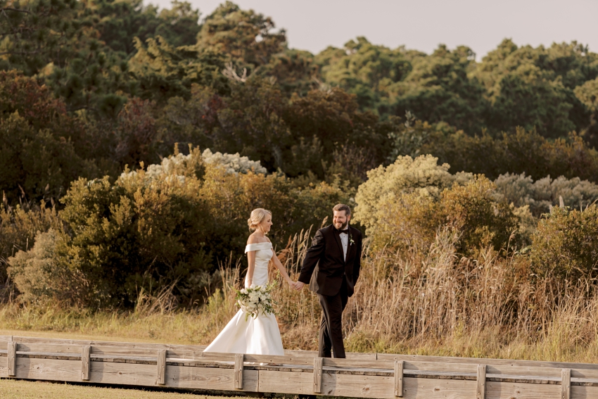 bride and groom at bodie island lighthouse